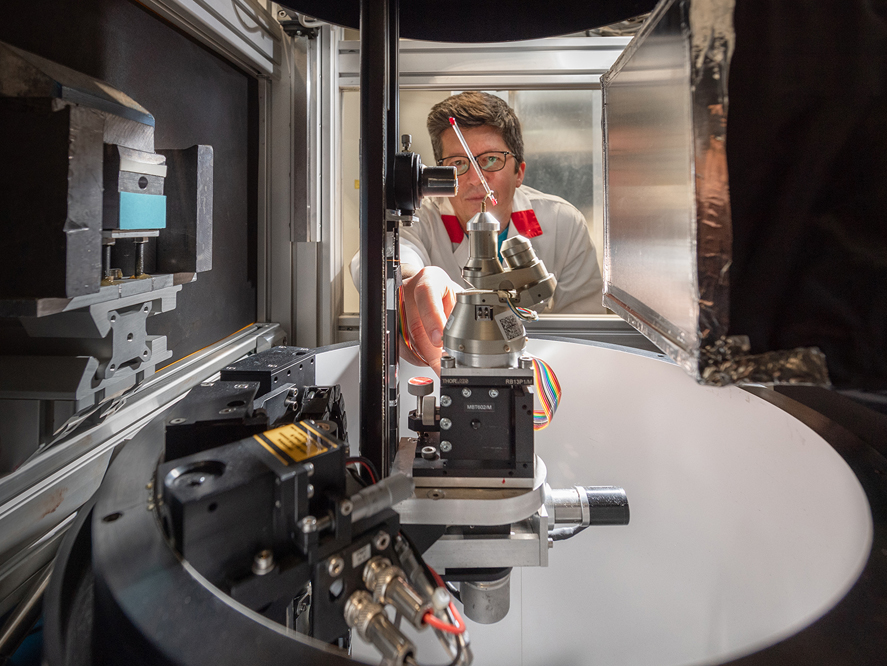 Neutrons make reaction pathways of important enzymes visible for the first time