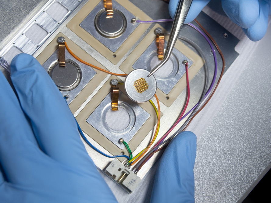 Cell with windows: New design in lithium battery research
