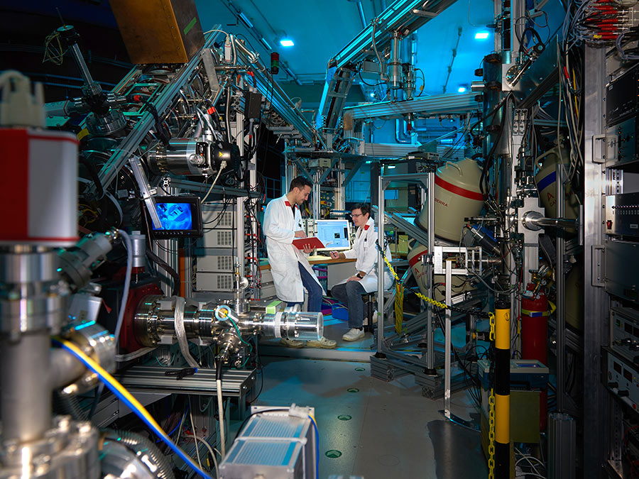 Positrons as a new tool for lithium ion battery research 
