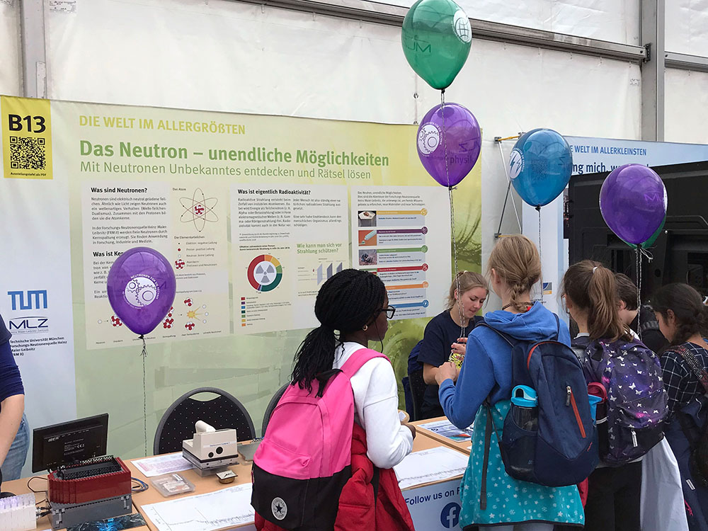 Bright LEGO and colorful balloons – FRM II and MLZ on the Highlights of Physics
