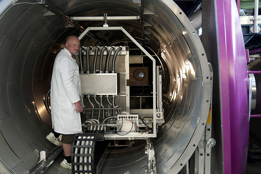Mechatronics at the neutron source
